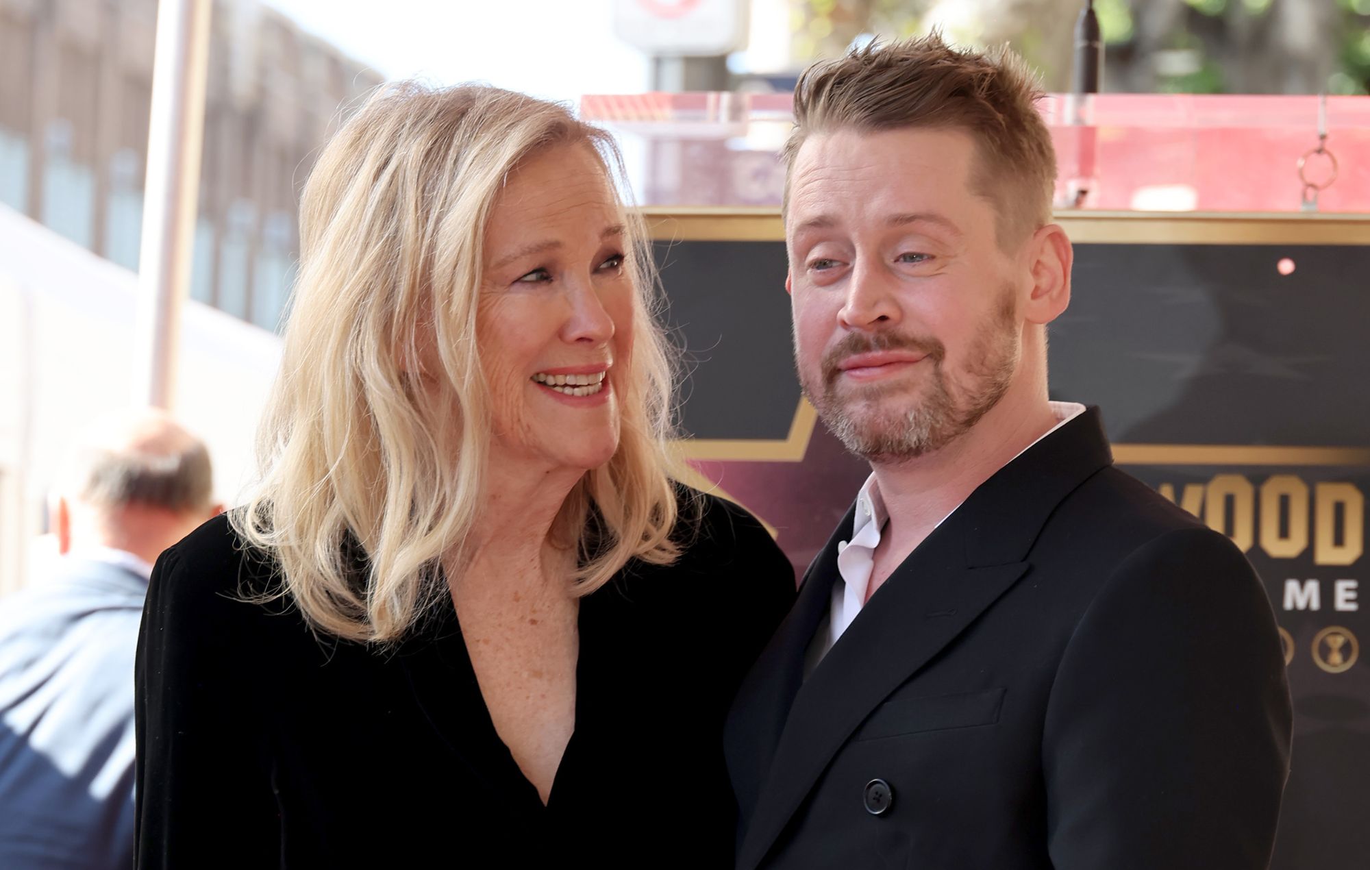 Macaulay Culkin Honored With Star On Hollywood Walk Of Fame A   Macaulay Culkin Catherine Ohara@2000x1270 